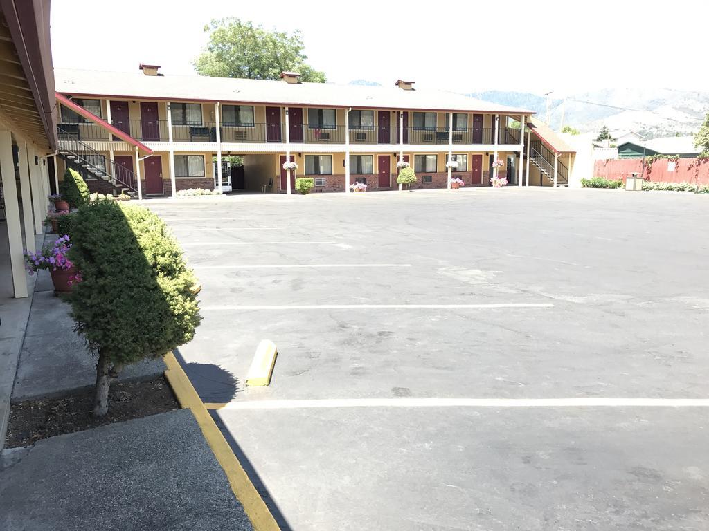 Klamath Motor Lodge Yreka Buitenkant foto
