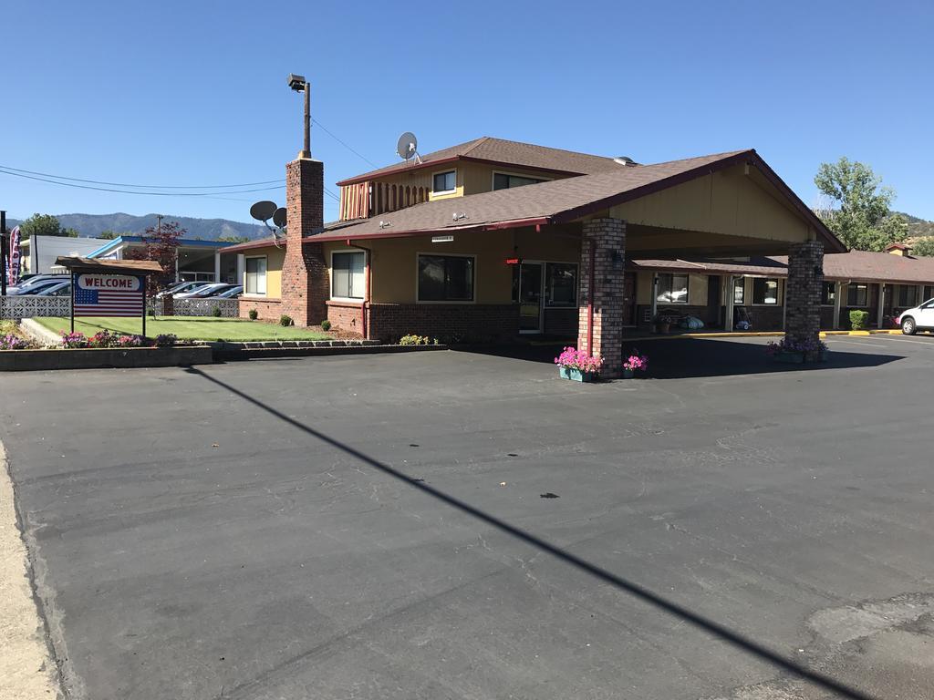Klamath Motor Lodge Yreka Buitenkant foto