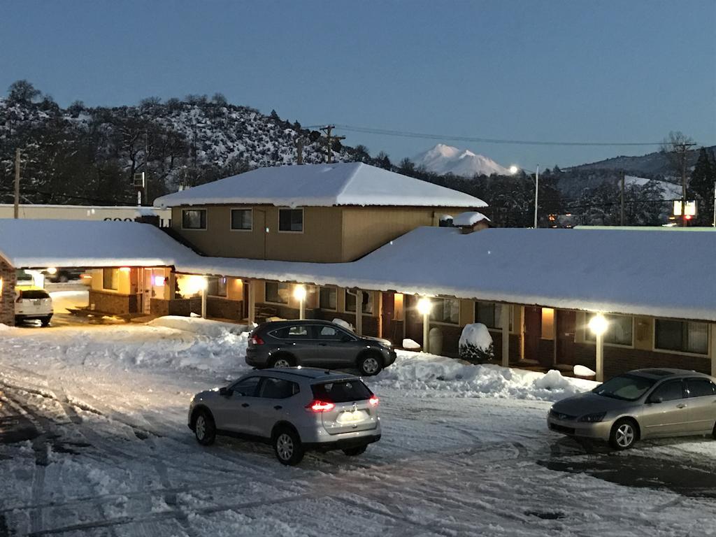Klamath Motor Lodge Yreka Buitenkant foto