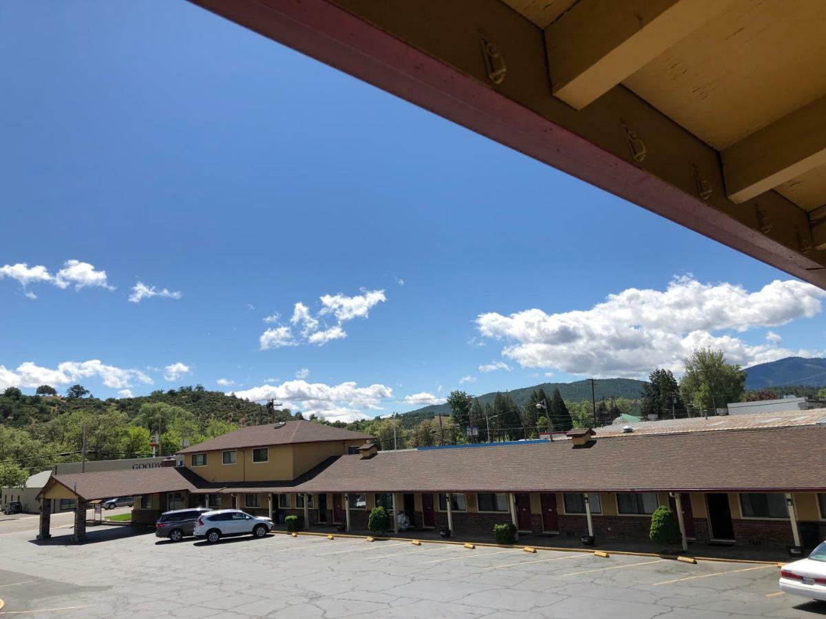 Klamath Motor Lodge Yreka Buitenkant foto